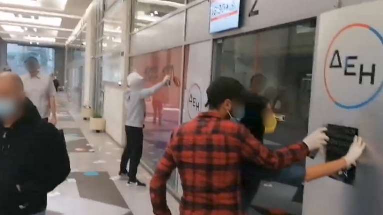 Παρέμβαση Ρουβίκωνα στα γραφεία της ΔΕΗ στο κέντρο της Αθήνας [εικόνες-βίντεο]