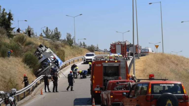 Θεσσαλονίκη: Αναποδογύρισε φορτηγό στον περιφερειακό - Εγκλωβίστηκε ο οδηγός [εικόνες, βίντεο]