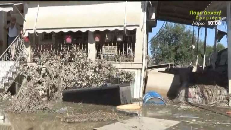 Κακοκαιρία Daniel: Δημοσιογράφος του MEGA κυκλοφορεί με βάρκα σε χωριό και τη δένει στα κάγκελα σπιτιού [βίντεο]