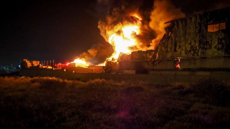 Φωτιά στη Ριτσώνα: Καταστράφηκε ολοσχερώς το εργοστάσιο [εικόνες]