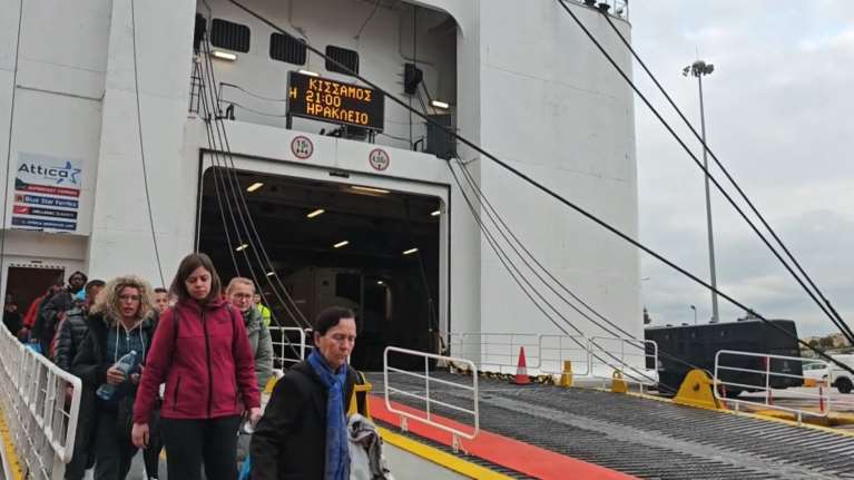 Σεισμοί στη Σαντορίνη: Μαζικές αφίξεις κατοίκων και τουριστών στον Πειραιά - "Κοιμόμασταν έξω, φοβηθήκαμε πολύ" [βίντεο]