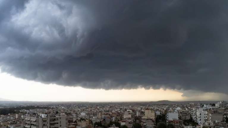 Καιρός: Σφοδρή μπόρα στην Αθήνα λόγω &quot;Θάλειας&quot; - Ποτάμια οι δρόμοι