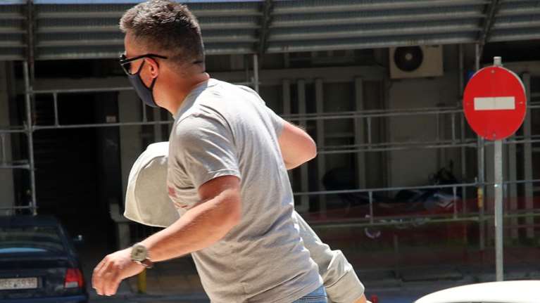 Απαγωγή Μαρκέλλας: Εξελίξεις με την ύπαρξη τρίτου ατόμου στο δωμάτιο - Άντρας με κοτσιδάκια και χάντρες στα μαλλιά