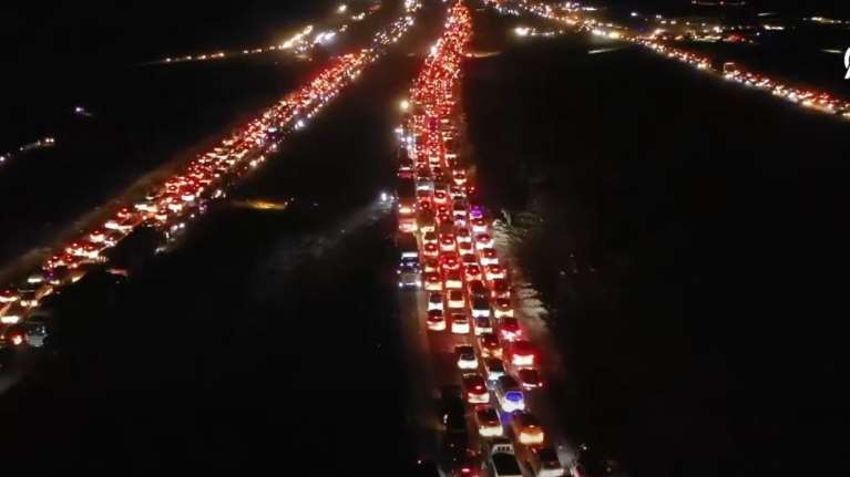 Το &quot;ποτάμι&quot; της επιστροφής: Χιλιάδες Σύροι επιστρέφουν στη Δαμασκό μετά την πτώση του Άσαντ [βίντεο]