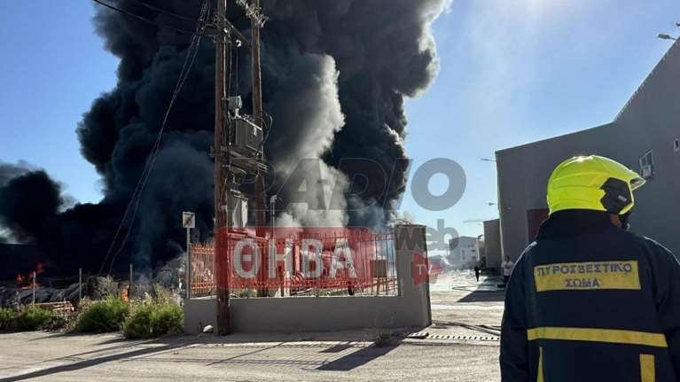 Μεγάλη φωτιά σε εργοστάσιο με πλαστικά στη Ριτσώνα - Μήνυμα 112 για επικίνδυνους καπνούς [εικόνες - βίντεο]