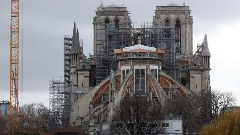 Απίστευτο θράσος: Συνελήφθησαν ενώ έκλεβαν μάρμαρα από την Παναγία των Παρισίων
