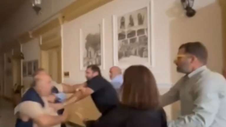 Σέρρες: Σπρωξίματα και ξύλο στο δημοτικό συμβούλιο - Αντιδήμαρχοι ήρθαν στα χέρια [βίντεο]