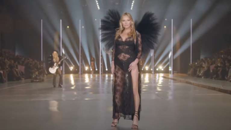 Σαγήνευσε η Κέιτ Μος - Για πρώτη φορά &quot;άγγελος&quot; στην πασαρέλα της Victoria&#39;s Secret [βίντεο]