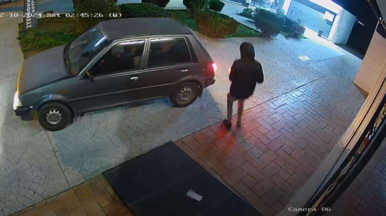 Βίντεο ντοκουμέντο: Πώς συμμορία είχε ρημάξει αυτοκίνητα και καταστήματα στα Μεσόγεια - Χτύπαγαν το βράδυ