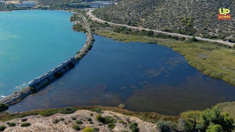 Οταν το τρένο διασχίζει τα κύματα -  Τα ομορφότερα 450 μέτρα του ελληνικού σιδηρόδρομου [βίντεο]