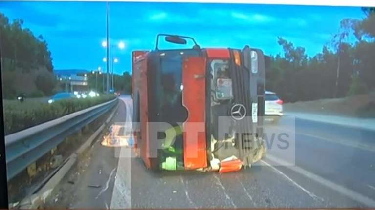Κυκλοφοριακό χάος στη Θεσσαλονίκη: Νταλίκα ντελαπάρισε στον περιφερειακό - Στο νοσοκομείο ο οδηγός [βίντεο]
