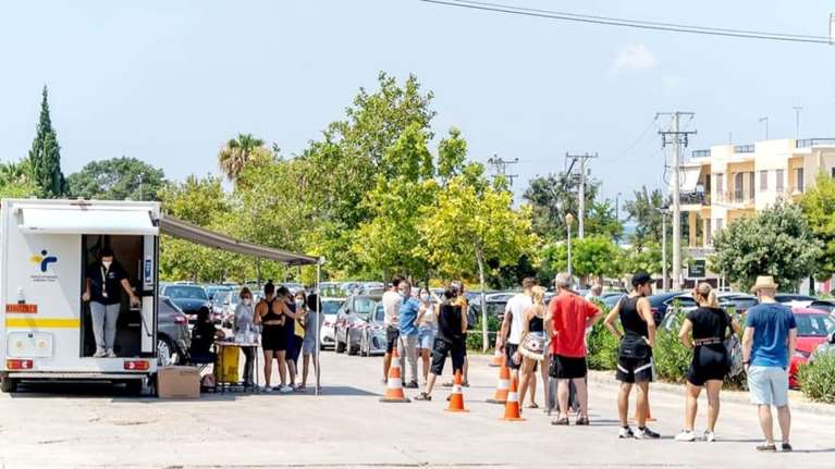 Ουρές στα Νότια Προάστια για ένα τεστ κορονοϊού- Πανικός για την ραγδαία αύξηση των κρουσμάτων, μετά τα πάρτι στην παραλιακή [εικόνες]