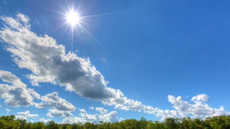 Καιρός: Συνεχίζονται οι υψηλές θερμοκρασίες και η ηλιοφάνεια και την Τρίτη - Πού θα βρέξει