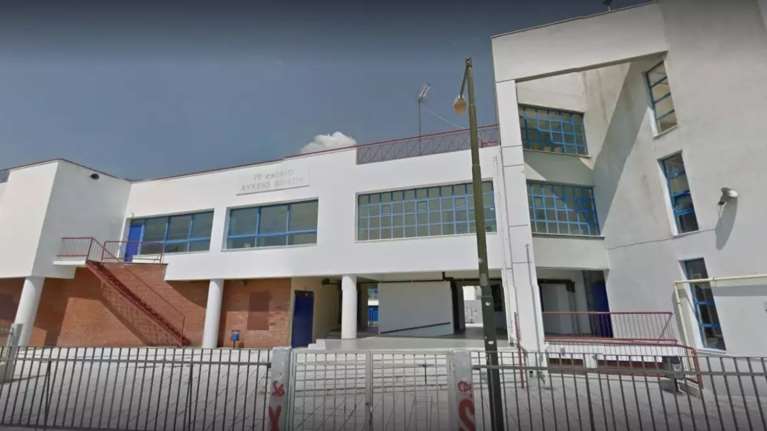 Βόλος: Κουκουλοφόροι έκαναν επιδρομή σε τρία σχολεία - Τραυματίστηκε μία καθηγήτρια