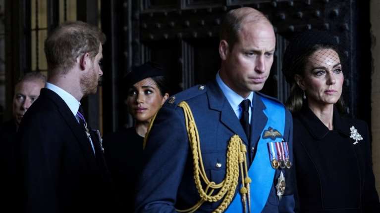 Ο βασιλιάς Κάρολος άλλαξε γνώμη: Θέλει τον πρίγκιπα Χάρι και τη Μέγκαν στη στέψη - Ο μεγάλος φόβος του Ουίλιαμ [εικόνες]