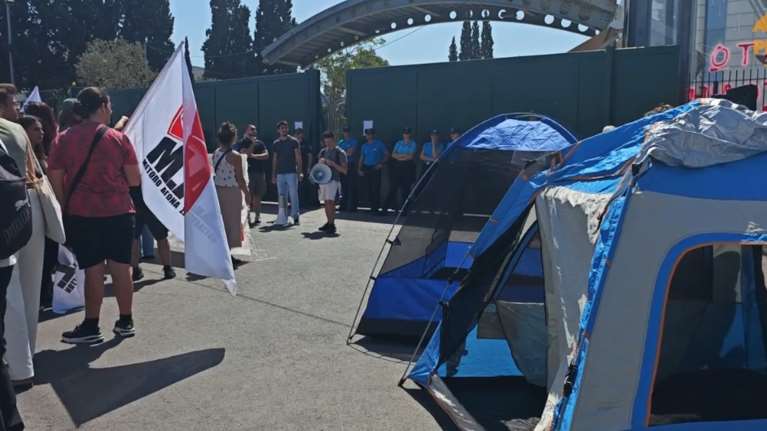 Φοιτητές έστησαν αντίσκηνα έξω από το υπουργείο Παιδείας: &quot;Έκαναν εμπόρευμα τη φοιτητική στέγη - Όχι στις διαγραφές&quot;