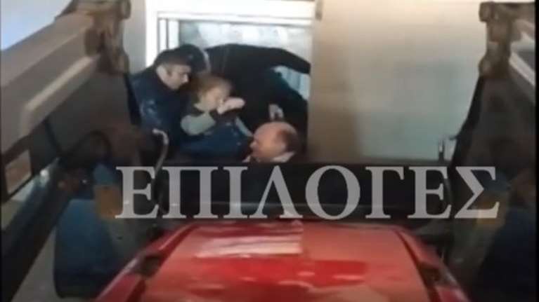 Απίστευτες εικόνες από τις πλημμύρες στις Σέρρες: Με τα χέρια και με τρακτέρ απεγκλωβίζουν κατοίκους [βίντεο - εικόνες]