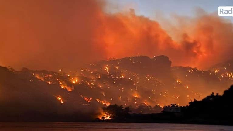 Πύρινη κόλαση στην Ιεράπετρα: Δραματική κατάσταση στην Αγία Φωτιά - Εκκενώθηκαν σπίτια και ξενοδοχεία και μέσω θαλάσσης [εικόνες-βίντεο]