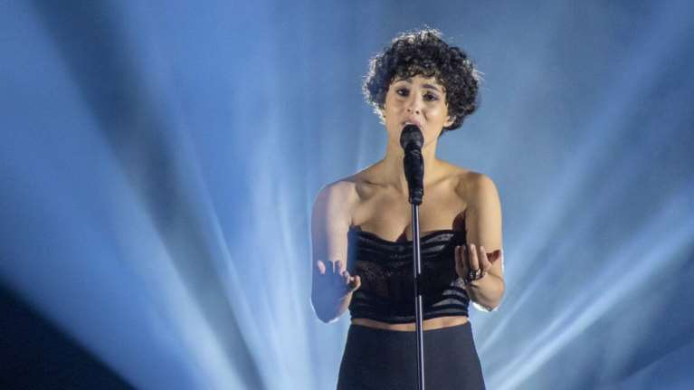 Eurovision 2021: &quot;Μάγεψε&quot; η Γαλλία με το &quot;Voilà&quot; - Η καθηλωτική ερμηνεία της Barbara Pravi