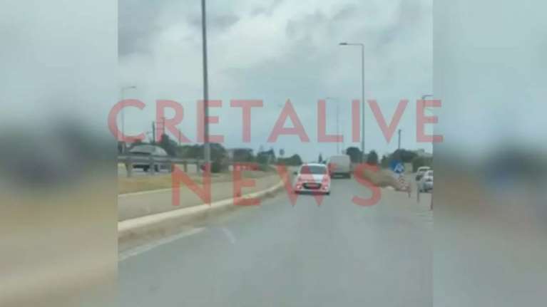 Κρήτη: Αυτοκίνητο πηγαίνει ανάποδα στην εθνική οδό [βίντεο]