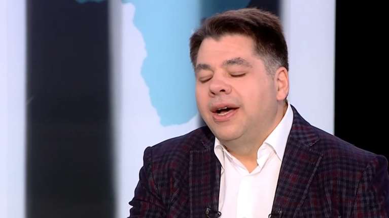 Συγκινημένος ο Τζορτζ Τσούνης πριν την αποχώρησή του: Σιγοτραγούδησε το &quot;Η καρδιά με πηγαίνει εμένα&quot; [βίντεο]