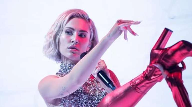 Eurovision 2021: Η Ελενα Τσαγκρινού μαζί με τη μικρότερη αδελφή της, Βίλλυ - Πόσο μοιάζουν [εικόνες]