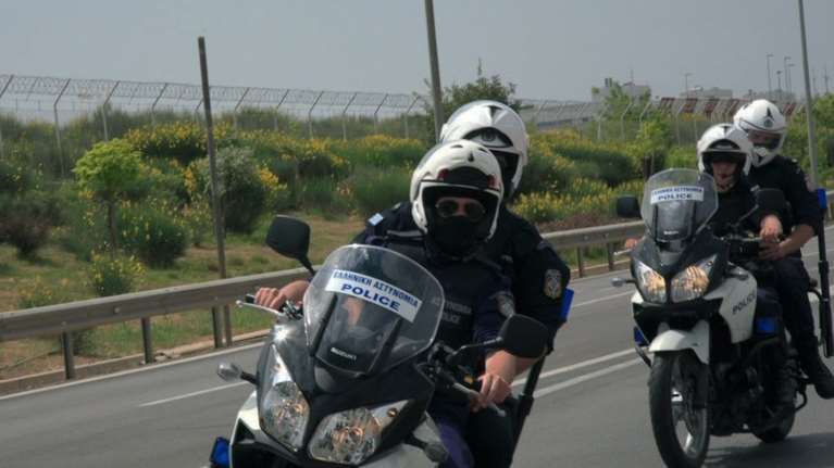 Χαϊδάρι: Δύο καλάσνικοφ, σφαίρες και γεμιστήρες βρέθηκαν σε ειδικές κρύπτες σε αμάξι πρώην βαρυποινίτη [Βίντεο]