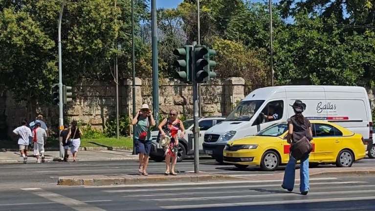 Χάος σε Αρδηττού και Αμαλίας: Δεν λειτουργούν τα φανάρια [βίντεο]