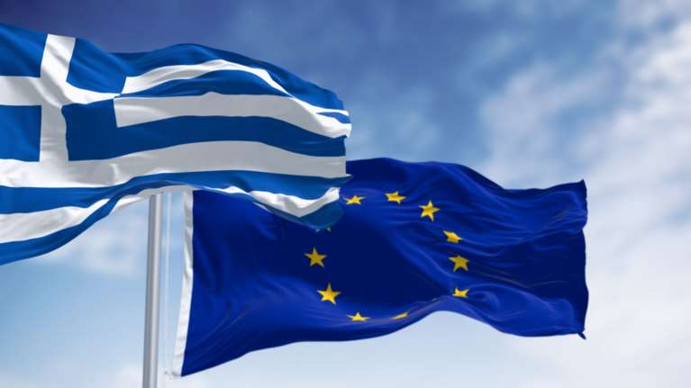 Ευρωβαρόμετρο: 7 στους 10 Έλληνες πιστεύουν ότι η χώρα ωφελήθηκε από την ένταξη στην Ευρωπαϊκή Ένωση