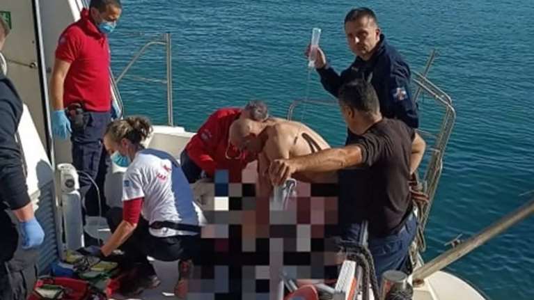 Ηράκλειο: &quot;Μη με αφήνετε να πνιγώ&quot; - Αστυνομικός και 2 πυροσβέστες κολύμπησαν στα ανοιχτά για να σώσουν τους επιβάτες του αεροσκάφους