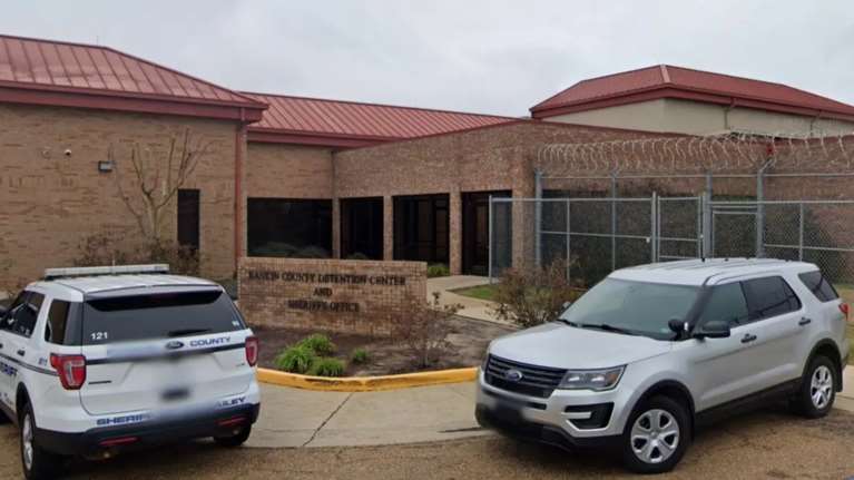 Φρίκη στις ΗΠΑ:  Έξι λευκοί αστυνομικοί βασάνισαν δυο Αφροαμερικανούς στον Μισισιπή - Πυροβόλησαν στο στόμα ενός