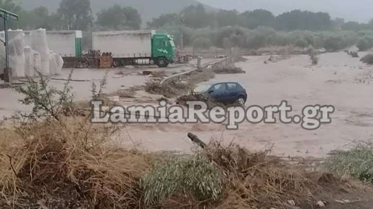 Φθιώτιδα: Χείμαρρος παρέσυρε αυτοκίνητα - &quot;Έσπασε το ποτάμι και πλημμύρισαν τα πάντα&quot; [εικόνες]