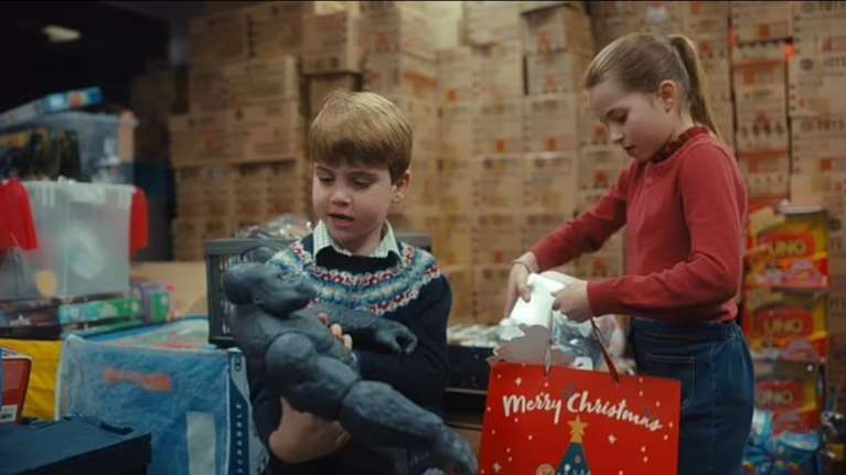 &quot;Οh la la!&quot;: Η Σάρλοτ, ο Λούις και ο Τζορτζ έγιναν εθελοντές για ένα απόγευμα - Το σπάνιο βίντεο από την καθημερινότητά τους