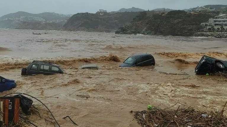 Τραγωδία στο Ηράκλειο: Νεκρός 50χρονος από την κακοκαιρία - Η ΕΜΑΚ αναζητά εγκλωβισμένους [εικόνες, βίντεο]