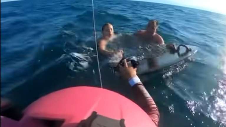 Δραματική διάσωση στην Επανομή: Κitesurfer έσωσε πατέρα και κόρη που είχαν παρασυρθεί από θαλάσσια ρεύματα [βίντεο]