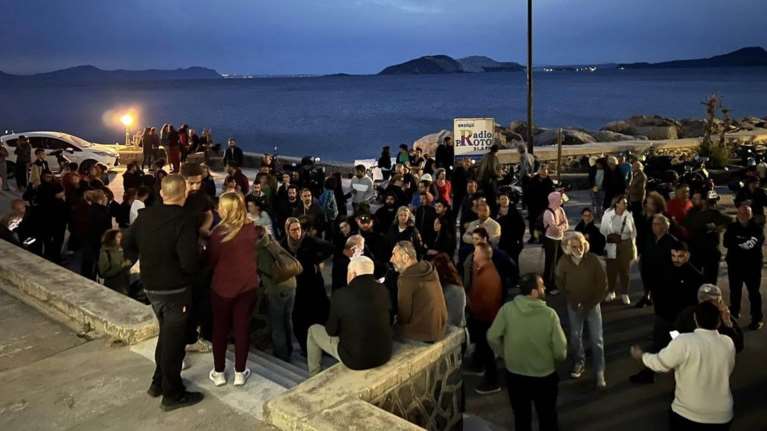 Χαμός στη Νίσυρο: Κατήγγειλε σεξουαλική κακοποίηση του παιδιού του και κινδυνεύει με απέλαση - Στους δρόμους οι κάτοικοι