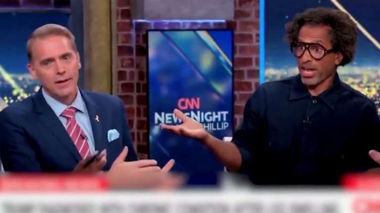 Πανικός σε πάνελ εκπομπής του CNN: Παρουσιαστής υπαινίχθηκε ότι ο Τραμπ δεν πυροβολήθηκε στο αυτί το 2024 [βίντεο]