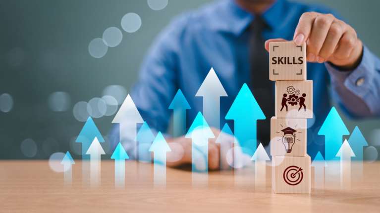 Μισό εκατομμύριο εργαζόμενοι θα λείπουν από την Ελλάδα έως το 2028 - Ψάχνουν εργάτες μέχρι τον... Πατριάρχη Αλεξανδρείας