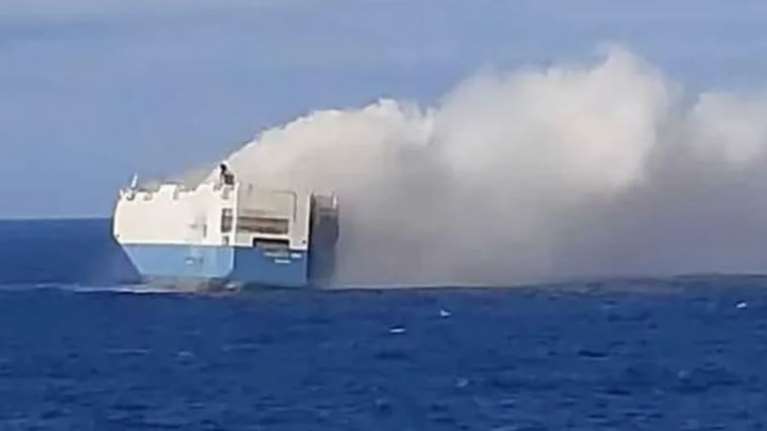 Πορτογαλία: Ναυάγιο με 1.000 Porsche ανοιχτά των Αζορών - Επιασε φωτιά πλοίο που μετέφερε οχήματα στις ΗΠΑ