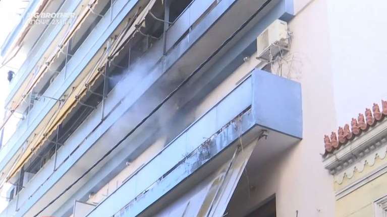 Νεκρή γυναίκα μετά από φωτιά σε διαμέρισμα στον Πειραιά [βίντεο]