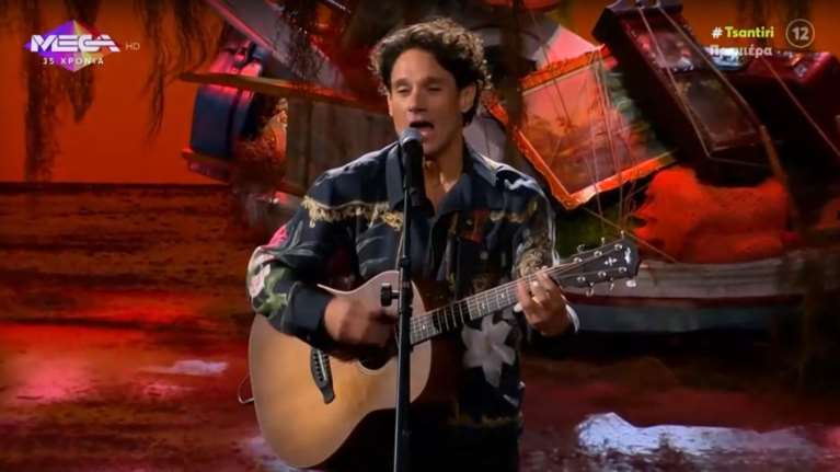 Ο Πάνος Βλάχος ξεσήκωσε με τα τραγούδια του το Αλ Τσαντίρι Νιουζ στην πρεμιέρα του Λάκη Λαζόπουλου [βίντεο]