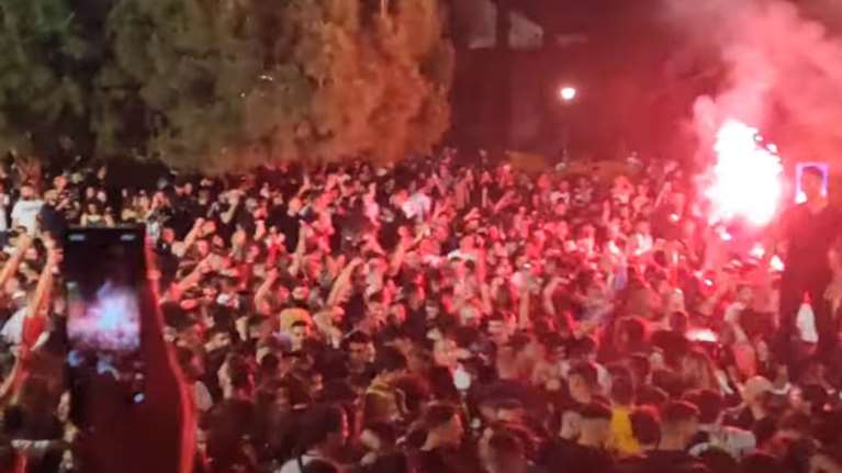 Ποια απαγόρευση μουσικής και κυκλοφορίας; Αδιανόητο κορονο-πάρτι στο ΑΠΘ με χιλιάδες νέους, DJ και καπνογόνα [Βίντεο]