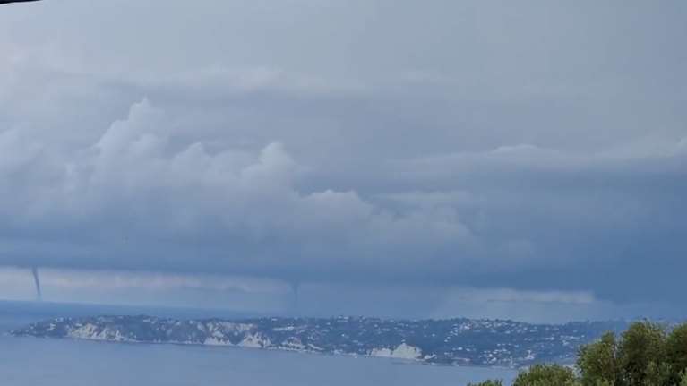 Απίστευτο θέαμα στην Κεφαλονιά: Δίδυμοι υδροσίφωνες χτυπούν το νησί [βίντεο]