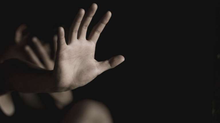 Σοκ στο Λαύριο: 26χρονος Τούρκος χτύπησε και βίασε 51χρονη σε παραλία δίπλα στο Λιμεναρχείο