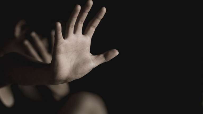 Αίγινα: Επί 11 χρόνια ο πατριός κακοποιούσε τη θετή του κόρη - Η σιωπή της μητέρας που γνώριζε την αλήθεια