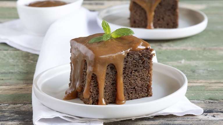 Άκης Πετρετζίκης: Συνταγή για πανεύκολη καραμελόπιτα [βίντεο]