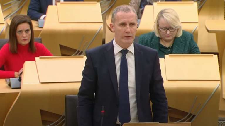 Υπουργός της Σκωτίας ζήτησε να πληρώσουν οι φορολογούμενοι λογαριασμού τηλεφώνου 12.500 ευρώ που έκαναν τα παιδιά του