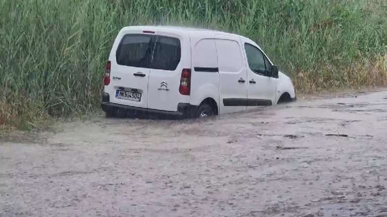 Έντονη βροχόπτωση στη Θεσσαλονίκη: Φούσκωσε ρέμα στο Ωραιόκαστρο, προβλήματα και στην Περαία [βίντεο]