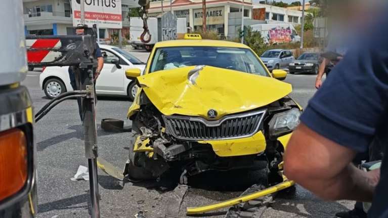 Τροχαίο στη Λ. Μαραθώνος: Σφοδρή σύγκρουση ταξί με ΙΧ - Ένας τραυματίας [βίντεο]