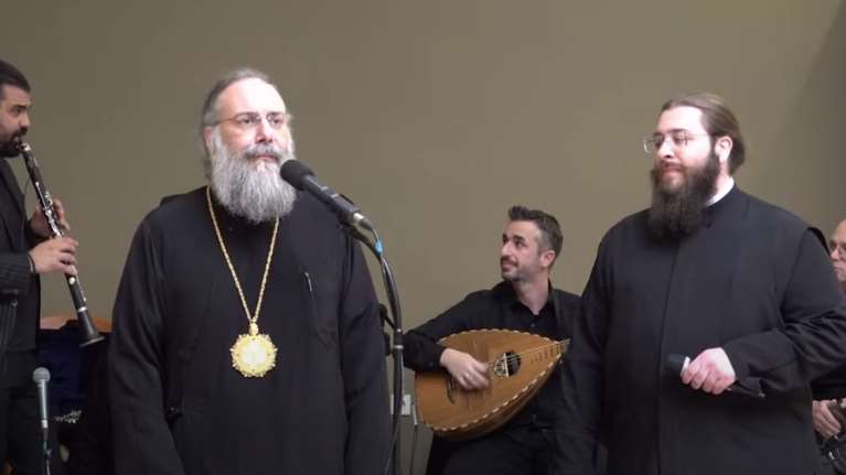 Επικό ντουέτο παπάδων στα Τρίκαλα - &quot;Εχε γεια Παναγιά&quot; τραγουδάει ο Μητροπολίτης μαζί με τον Αρχιδιάκονό του [βίντεο]